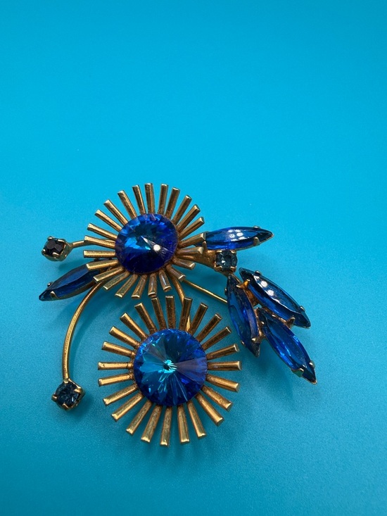 Jewelry - Vintage- Inspired Blue Crystal Sunburst Brooch - Unbranded stunning